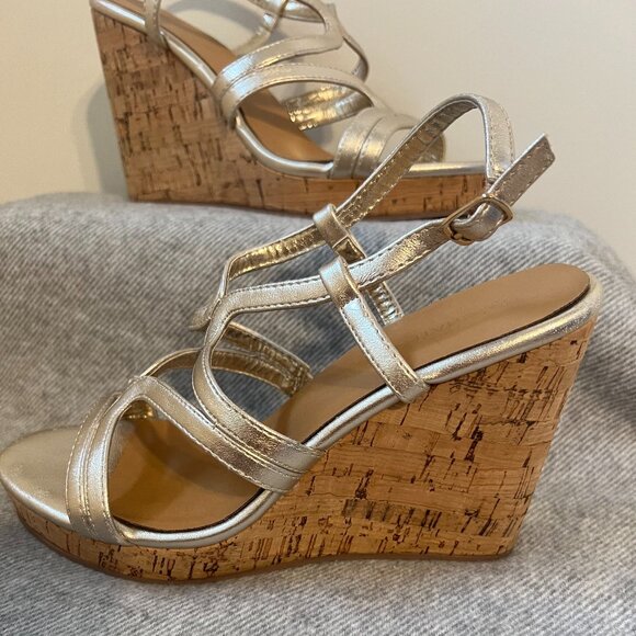 💫 Effortless Style: Le Chateau Golden Wedge Sandals (Size 7 / 38) 💫 - Picture 2 of 9